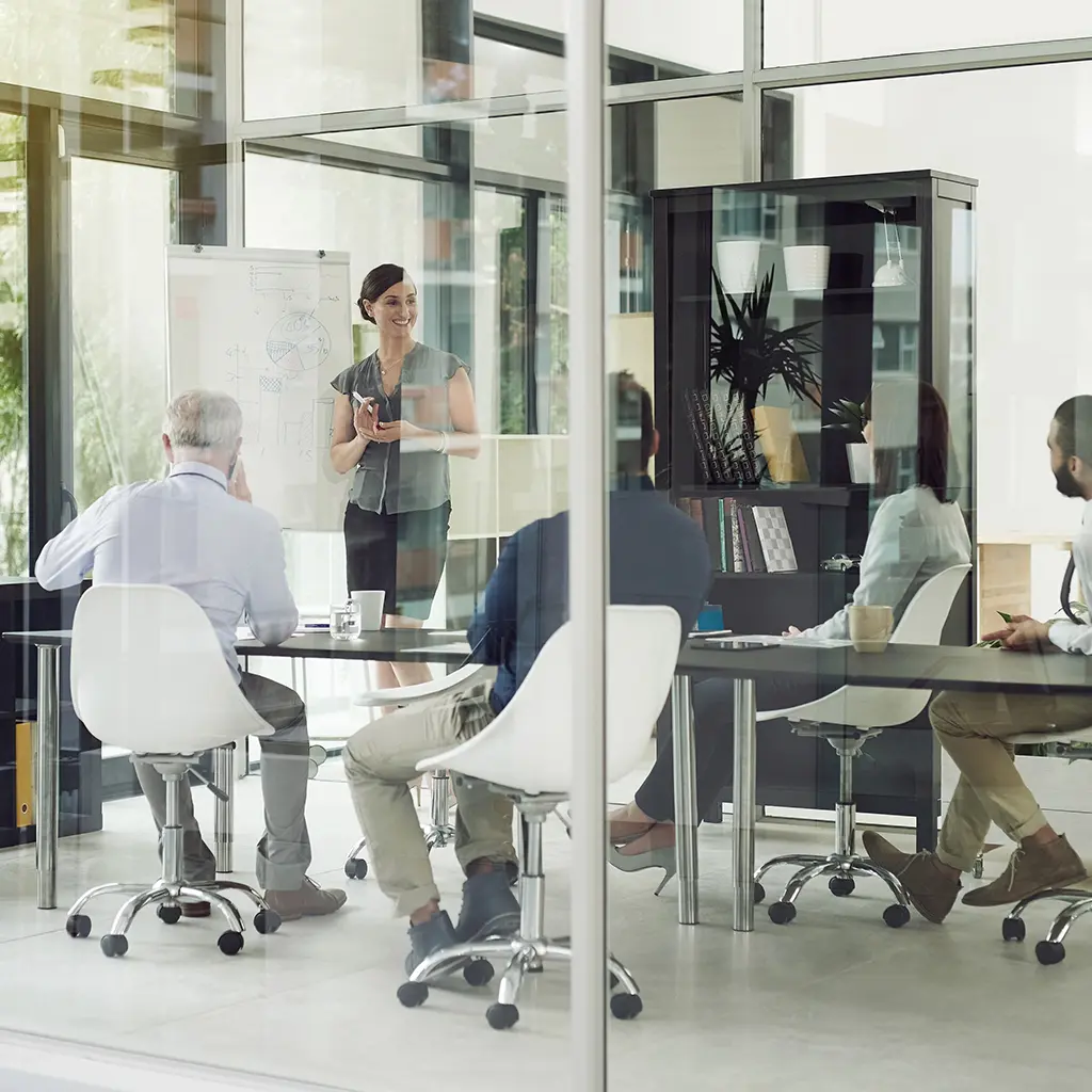 Eine Gruppe von Maklern bei einer Besprechung in einem Büro