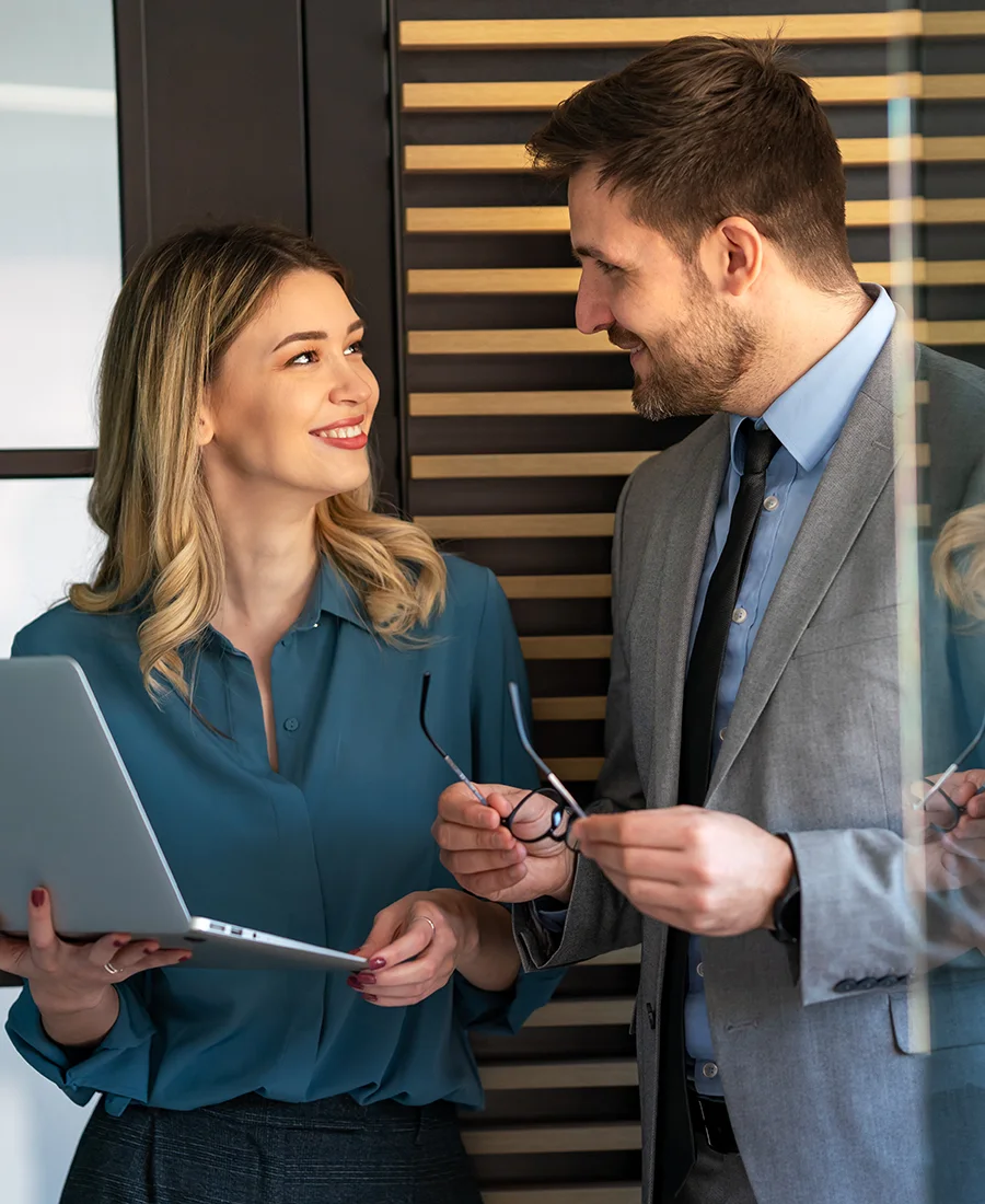 Versicherungen Business-Projektteam arbeitet gemeinsam im Besprechungsraum im Büro