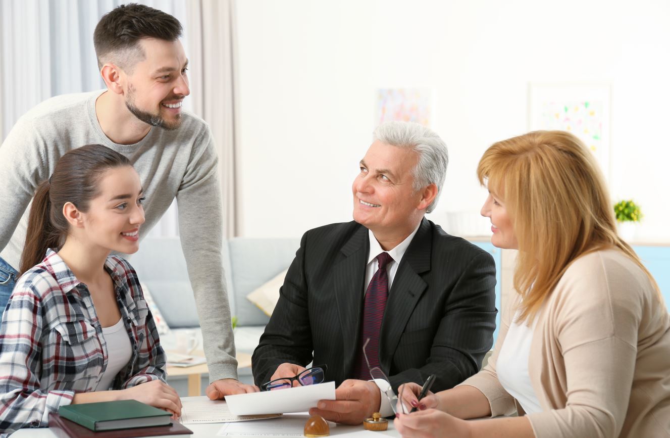 Ein Miniatur-Holzhaus mit einem Okay-Häckchen auf der Front 