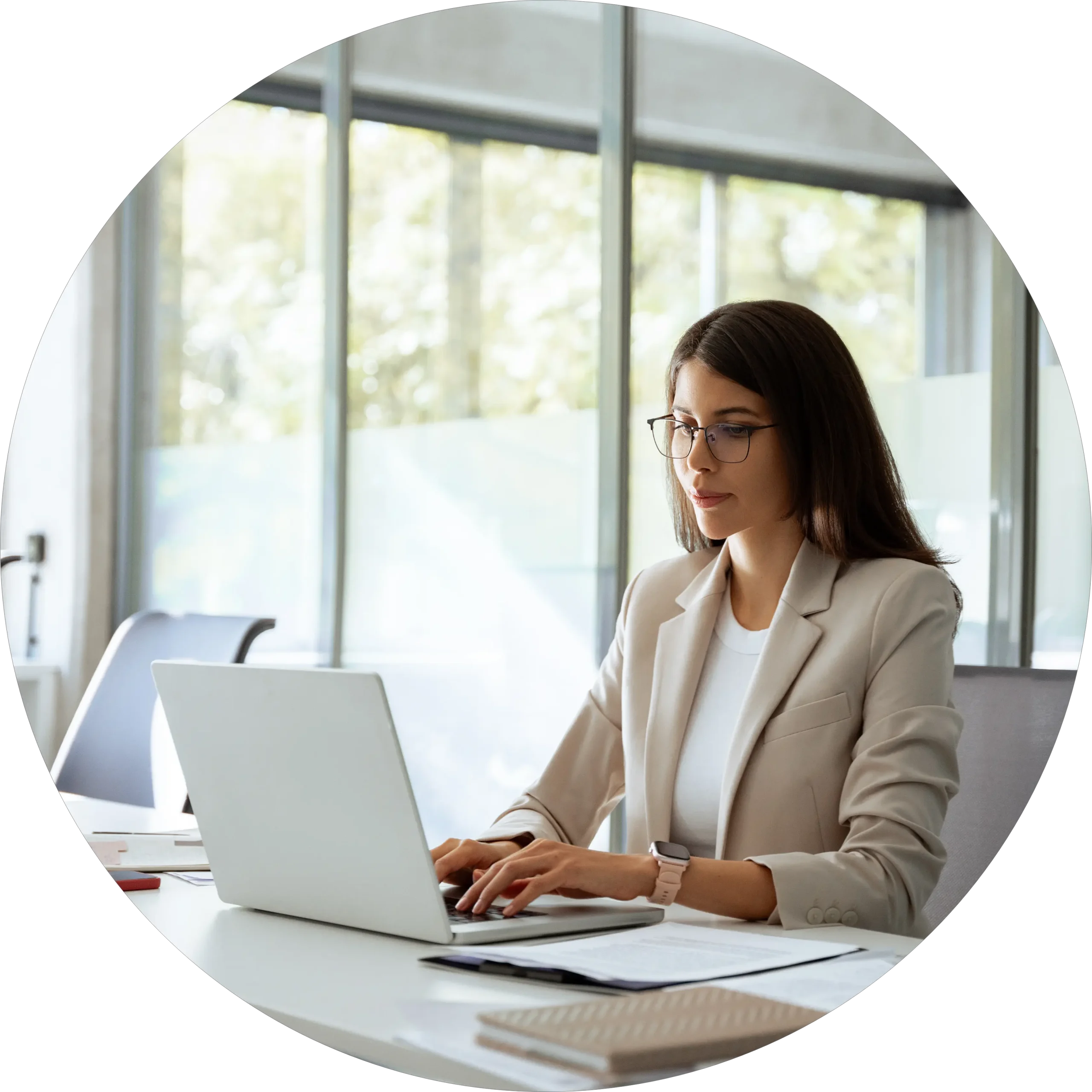 Eine Frau arbeitet konzentriert am Laptop Eine Frau mit langen dunklen Haaren und Brille sitzt vor einem Laptop.