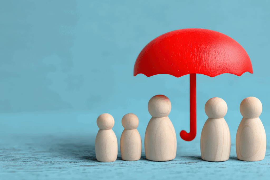 Eine Gruppe von Männern steht unter einem Regenschirm. Sie sind bei Nacht unterwegs.