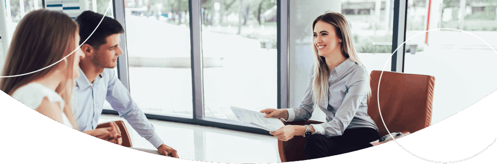 Ein undeutliches, schwarz-weißes Bild von zwei Menschen