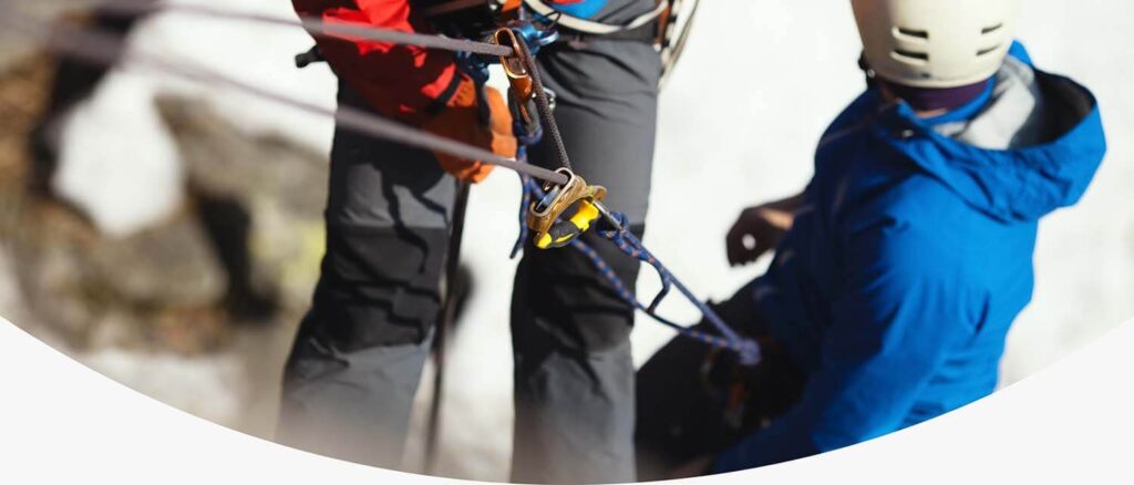 Ein Skifahrer in blauer Jacke und ein anderer in roter Jacke