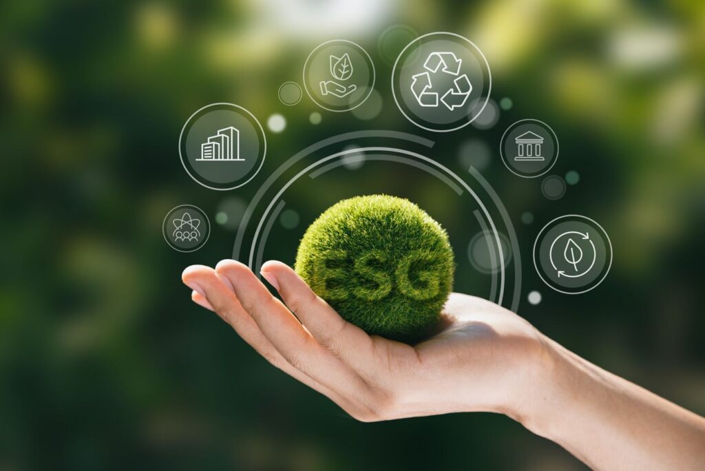 Ein grüner Globus mit ESG Buchstaben in einer Hand