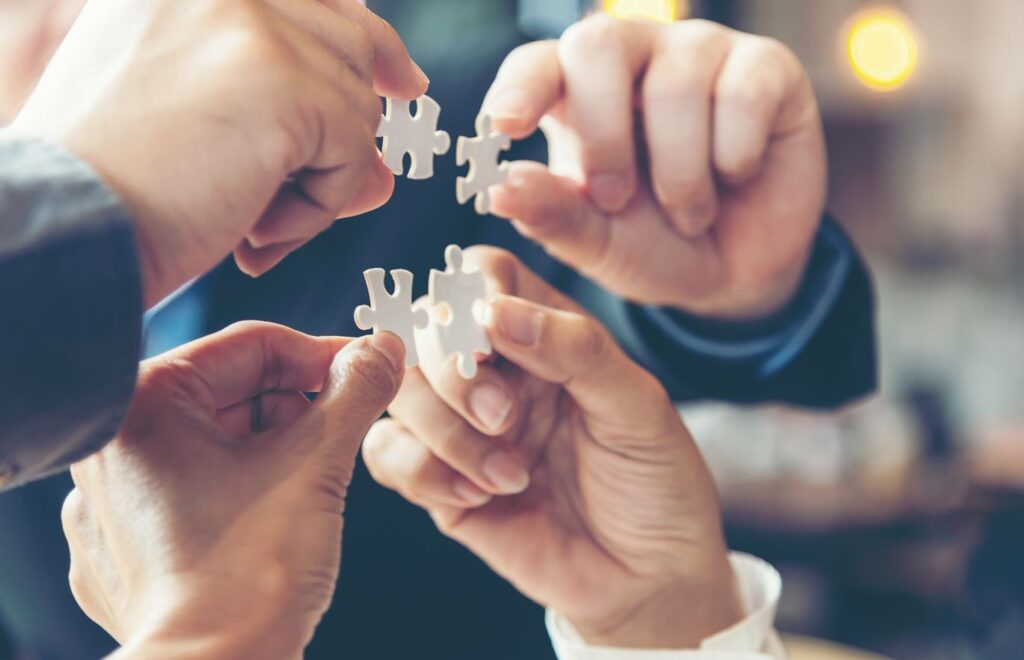 Ein Team arbeitet zusammen. Die Zusammenarbeit ist erfolgreich.