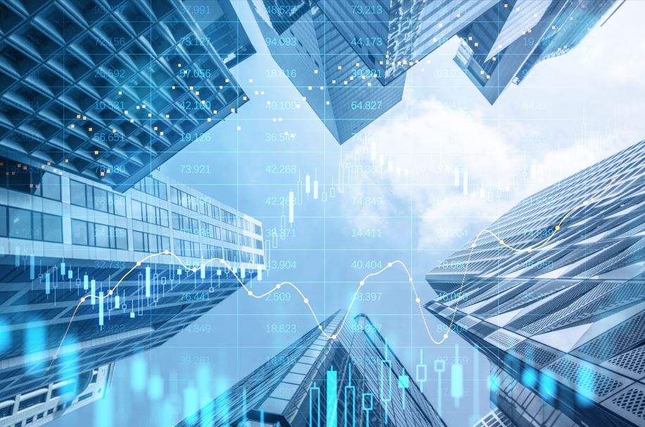 Eine futuristische Stadtlandschaft mit hoch aufragenden Gebäuden und digitalen Finanzdaten.