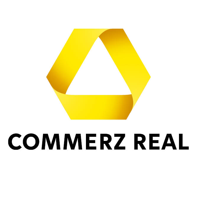 Das Logo zeigt ein gelbes, dreieckiges Symbol innerhalb eines sechseckigen Rahmens. Der Text 'Commerz Real' steht darunter.