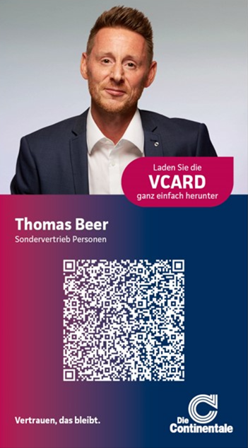 Ein Mann in einem dunklen Anzug und weißem Hemd neben einem QR-Code.
