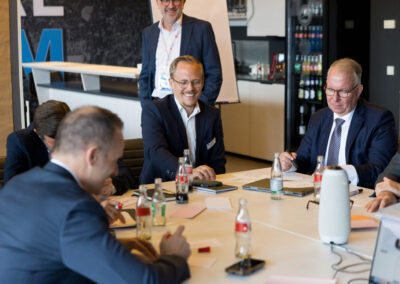 Ein Meeting mit professionellen Männern in einem Konferenzraum