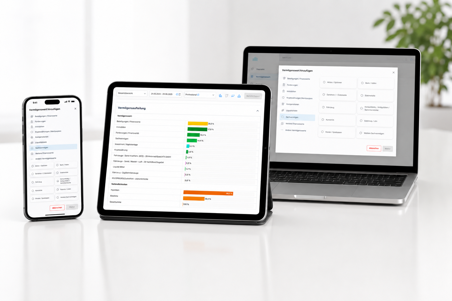Ein Smartphone, ein Tablet und ein Laptop zeigen verschiedene Bildschirme mit Daten und Diagrammen an.
